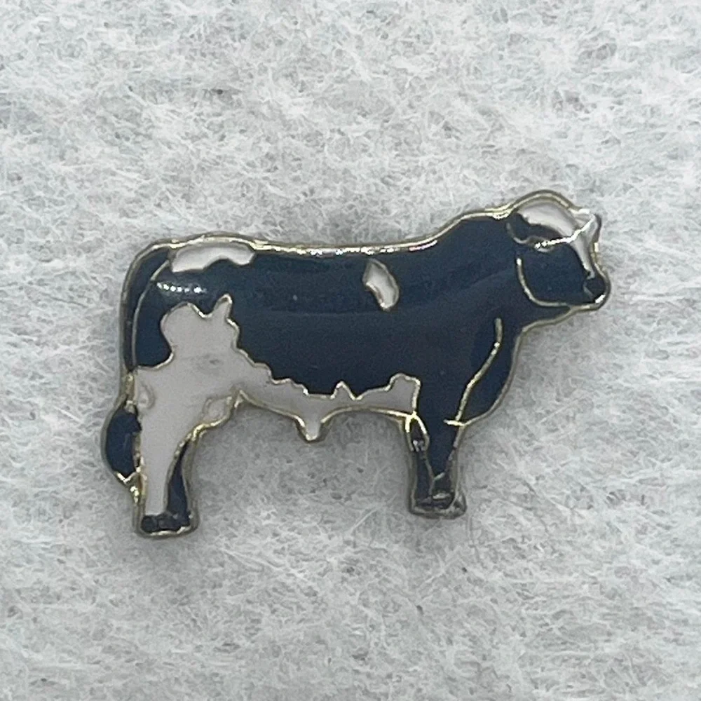 🔮‎ 5/$25 Black And White Cow Pin